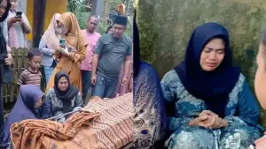 Isak tangis Lisna (berkerudung hitam), ibu kandung NS di depan keranda jenazah anaknya. (Sumber : Tangkapan layar video)