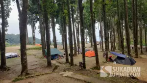 Puluhan peserta asal Bekasi mengikuti kegiatan camping di kawasan Cidahu Camping Ground, Desa Cidahu, Kecamatan Cidahu, Kabupaten Sukabumi, Minggu (22/2/2026) | Foto : Ibnu Sanubari