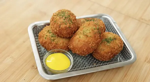 Resep Kroket Kentang Kari, Inspirasi Takjil Buka Puasa Ramadan yang Renyah Lezat (Sumber : Youtube | Devina Hermawan)