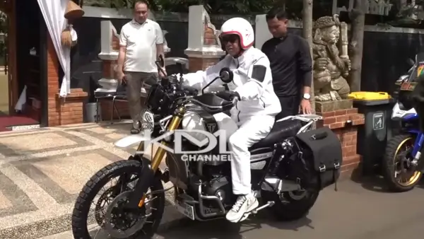 Gubernur Jawa Barat KDM saat menunggangi Triumph Scrambler 1200 XE. (Sumber Foto: YouTube Kang Dedi Mulyadi Channel)