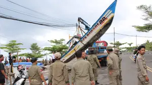 Satpol PP Sukabumi saat menertibkan perahu nelayan yang berada di Kawasan Alun-Alun Gadobangkong, dalam operasi Senin Tertib. (Sumber : Dok Satpol PP).