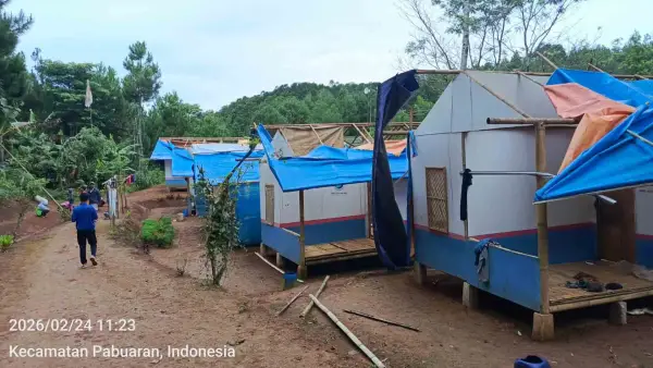 Kondisi huntara warga penyintas bencana di Kecamatan Pabuaran, Kabupaten Sukabumi, tampak rusak akibat hujan disertai angin kencang, Selasa (24/2/2026). (Sumber Foto: P2BK Pabuaran)