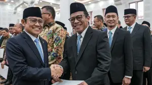 Menko-PM, Abdul Muhaimin Iskandar saat berjabat tangan dengan Saiful Hidayat selaku Direktur Utama BPJS Ketenagakerjaan yang baru. (Sumber: Istimewa)