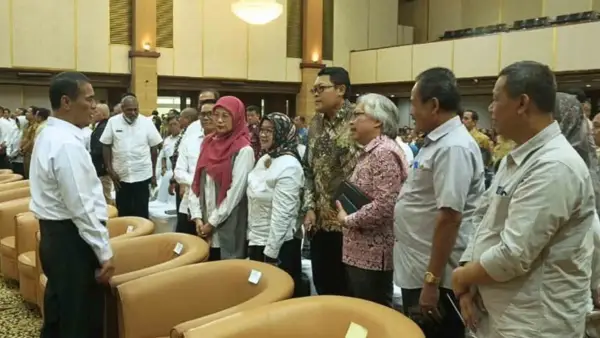 Jajaran Distanhorti Jabar saat berbincang dengan Menteri Pertanian Amran Sulaiman. (Sumber : IG Distanhorti Jabar)