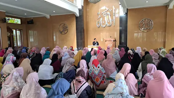 para penunggu pasien di RSUD R Syamsudin SH saat mengikuti pengajian. (Sumber: Istimewa)