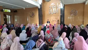 para penunggu pasien di RSUD R Syamsudin SH saat mengikuti pengajian. (Sumber: Istimewa)