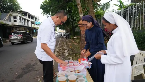 Wali Kota Sukabumi Ayep Zaki saat membeli takjil yang dijajakan dua suster Katolik di sekitra kawasan RSUD Syamsudin SH | Foto : Dokpim