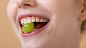 Ilustrasi- Bagaimana hukumnya ketika sisa makanan yang menyempil di gigi lalu tertelan, apakah bikin puasa Ramadan batal? (Sumber : Freepik.com/@Freepik).