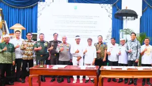 Suasana acara Penandatanganan Kesepakatan Bersama terkait pengembangan kawasan Rebana, tata kelola pertambangan, dan pengelolaan sampah regional. (Sumber Foto: IG Distanhorti Jabar)