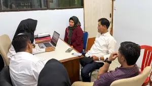 TR (baju merah marun) ibu tiri tersangka kematian NS di Jampangkulon Sukabumi. (Sumber Foto: Istimewa)