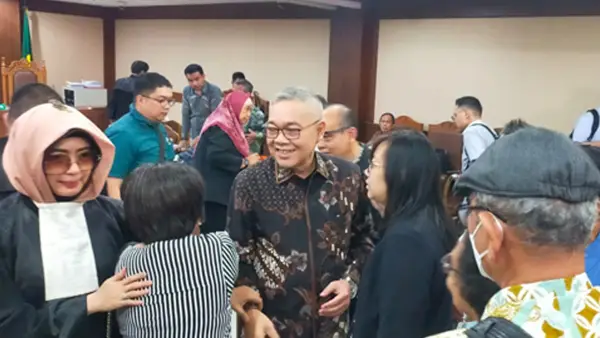 Terdakwa dugaan korupsi pengadaan LNG Pertamina, Hari Karyuliarto dan pengacaranya Wa Ode Nur Zainab usai menjalani persidangan hari di Pengadilan Tinggi, Jakarta Pusat (26/2/2026). (Sumber: Istimewa)