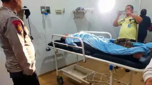 IRT asal Warungkiara yang terseret ombak di Pantai Gadobangkong saat mendapatkan penanganan medis di RS. (Sumber Foto: Istimewa)