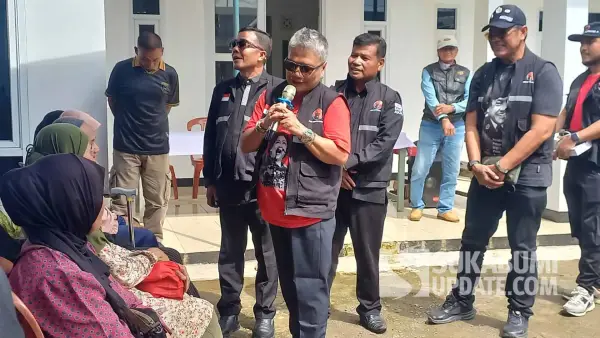 Ribka Tjiptaning bersama Pengurus dan Kader PDIP Kabupaten Sukabumi saat menyapa warga yang menerima pengobatan gratis di Jampangkulon. (Sumber Foto: SU/Ragil Gilang)