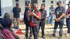 Ribka Tjiptaning bersama Pengurus dan Kader PDIP Kabupaten Sukabumi saat menyapa warga yang menerima pengobatan gratis di Jampangkulon. (Sumber Foto: SU/Ragil Gilang)