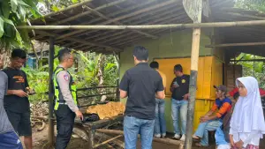 Jenazah pedagang roti asal Kecamatan Purabaya saat masih di warung warga Cibadak, Kabupaten Sukabumi | Foto : Dok. Polsek