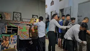 Petugas saat melakukan razia dadakan Kamar Warga Binaan di Lembaga Pemasyarakatan Kelas IIA Warungkiara, Rabu 25 Februari 2026, sekitar pukul 20.30 WIB. (Sumber : Istimewa.).