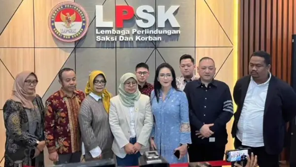Tim kuasa hukum Lisnawati, ibu kandung NS, beserta Anggota DPR RI Rieke Diah Pitaloka dan Wakil Ketua KPAI saat memberikan keterangan pers di LPSK. (Sumber Foto: IG krisnamurtilaw)