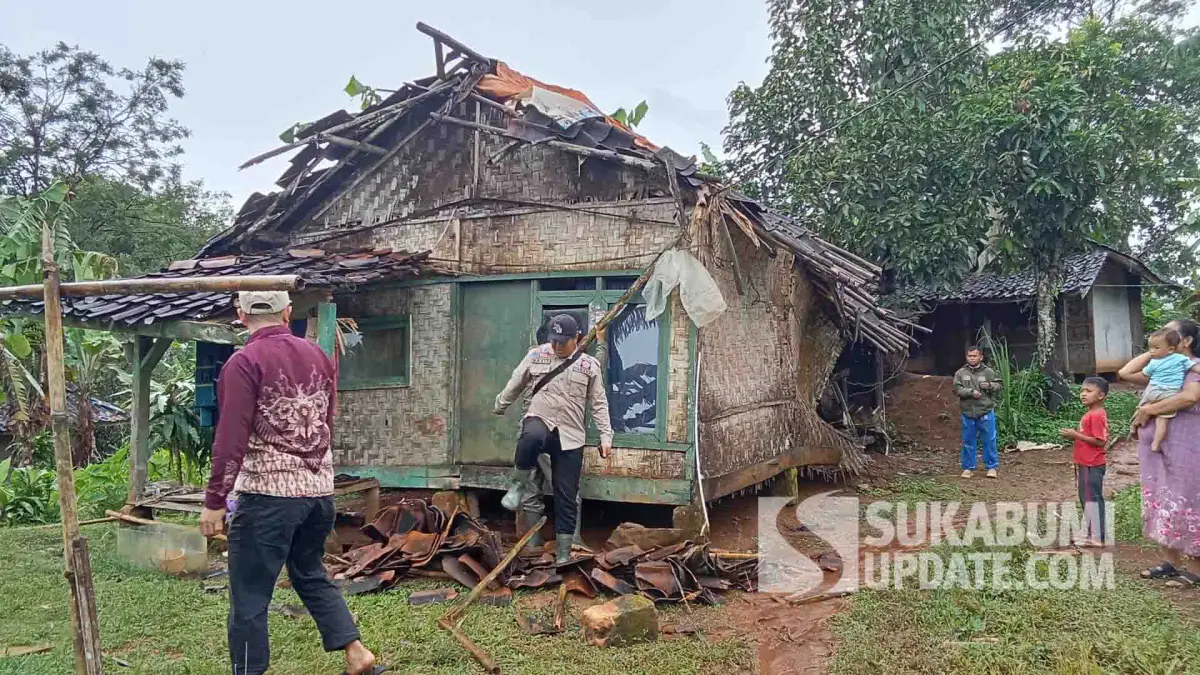 Rumah Panggung di Waluran Ambruk Sebagian Diterjang Hujan Angin, Satu Keluarga Mengungsi
