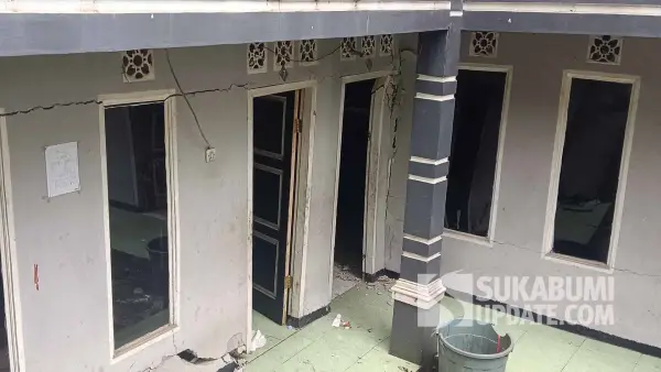 Kondisi bangunan Ponpes yang terdampak pergerakan tanah di Kampung Cijambe Bantargadung Sukabumi, Jumat (27/2/2026). (Sumber Foto: P2BK Bantargadung)