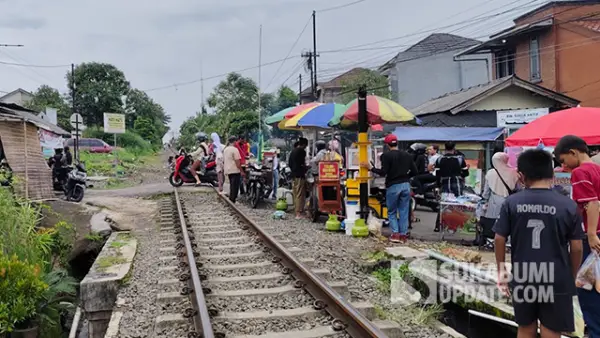 Suasana ngabuburit berburu takjil Ramadan di tepi Rel Saniin, Kecamatan Warudoyong, Kota Sukabumi. (Sumber : SU/Turangga Anom).