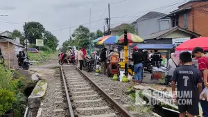 Suasana ngabuburit berburu takjil Ramadan di tepi Rel Saniin, Kecamatan Warudoyong, Kota Sukabumi. (Sumber : SU/Turangga Anom).