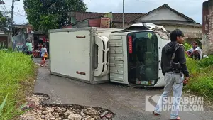 Mobil box es krim terbalik di turunan Kebon Bolo, Desa Sekarwangi, Kecamatan Cibadak, Sabtu (28/02/2026) | Foto : Ibnu Sanubari