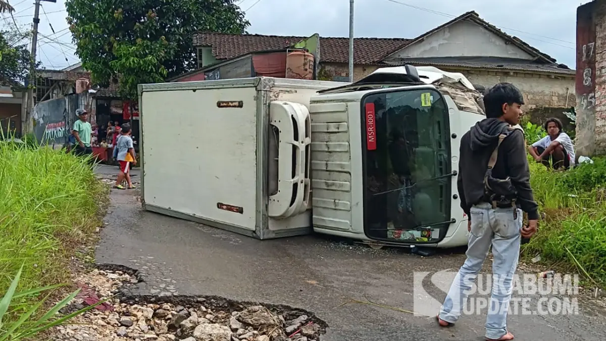 Mobil Es Krim Terbalik di Turunan Kebon Bolo Cibadak, Jalan Rusak Disorot Warga