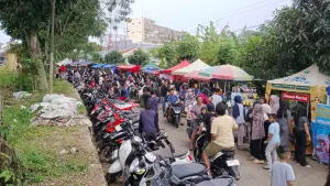 Ratusan pedagang berjajar di sepanjang jalan Lapang Sepakbola Sawit Tunggal Desa Pasanggrahan, Sagaranten, Kabupaten Sukabumi | Foto : pemdes