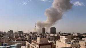 Foto asap membumbung di atas langit Teheran Iran menyusul ledakan akibat agresi udara gabungan AS-Israel, Sabtu, (28/2/2026). (Sumber Foto: abc10.com)