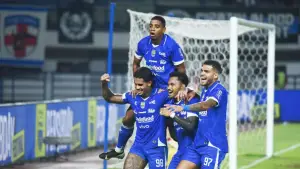 Selebrasi pemain Persib Bandung setelah cetak gol ke gawang Madura United (Sumber: web/persib.co.id)
