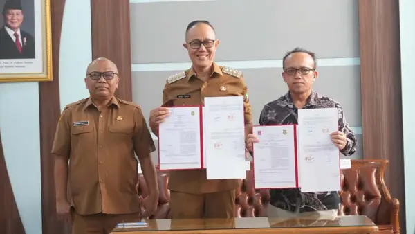 Wali Kota Sukabumi Ayep Zaki dan Rektor Nusa Putra University Kurniawan saat menunjukan MoU beasiswa. (Sumber Foto: Dokpim Pemkot Sukabumi)
