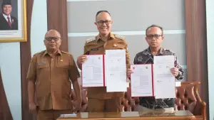 Wali Kota Sukabumi Ayep Zaki dan Rektor Nusa Putra University Kurniawan saat menunjukan MoU beasiswa. (Sumber Foto: Dokpim Pemkot Sukabumi)