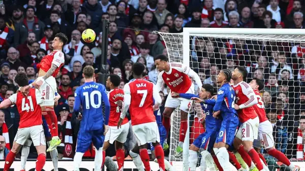 Duel para pemain Arsenal dan Chelsea di pertandingan Liga Inggris (Sumber: web/chelsea.com)
