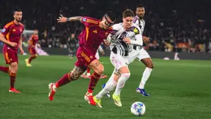 Aksi Gianluca Mancini berduel dengan Kenan Yildiz di pertandingan antara Juventus vs AS Roma (Sumber: web/asroma.com)