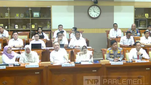 Suasana RDPU Komisi III DPR RI yang membahas kasus kematian NS di Jampangkulon Sukabumi. Ibu kandung korban hingga Kapolres Sukabumi hadir memberikan keterangan. (Sumber Foto: YouTube DPR)