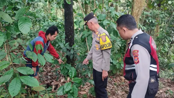 Polisi saat melakukan olah TKP di lokasi penemuan bayi laki-laki di kebun warga Desa Kompa, Kecamatan Parungkuda, Kabupaten Sukabumi. Senin (2/3/2026). (Sumber: Istimewa)