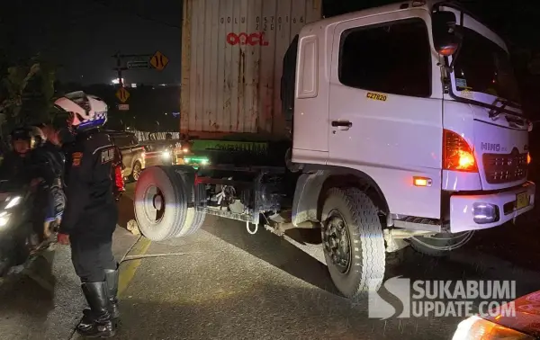 Mobil terjebak di jalan nasional Bagbagan Kiara Dua Sukabumi yang amblas akibat pergerakan tanah (Sumber: Sukabumiupdate)