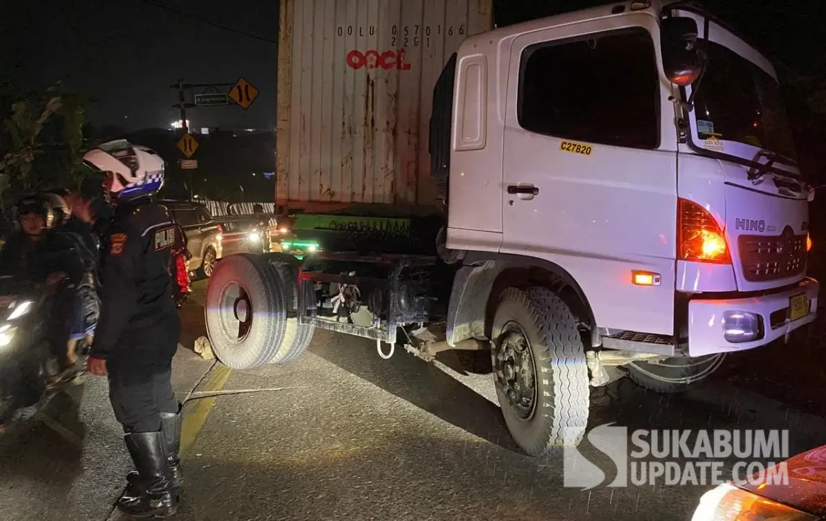 Kontainer Mogok di Tanjakan Pamuruyan Cibadak, Lalu Lintas Macet Dua Arah
