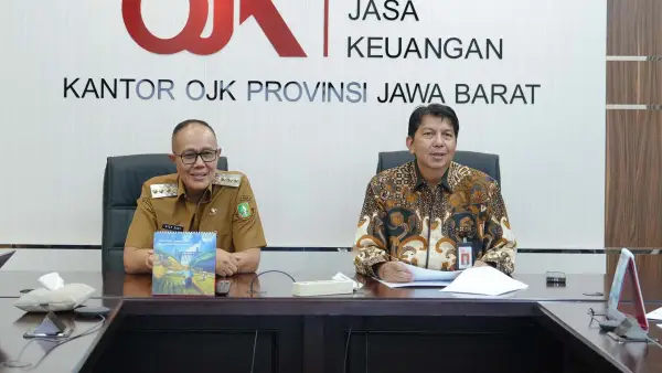 Wali Kota Sukabumi, Ayep Zaki, dan Kepala OJK Provinsi Jawa Barat, Darwisman. (Sumber Foto: Dokpim Pemkot Sukabumi)