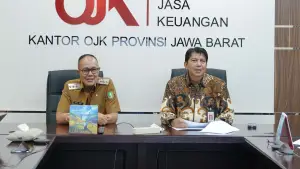 Wali Kota Sukabumi, Ayep Zaki, dan Kepala OJK Provinsi Jawa Barat, Darwisman. (Sumber Foto: Dokpim Pemkot Sukabumi)