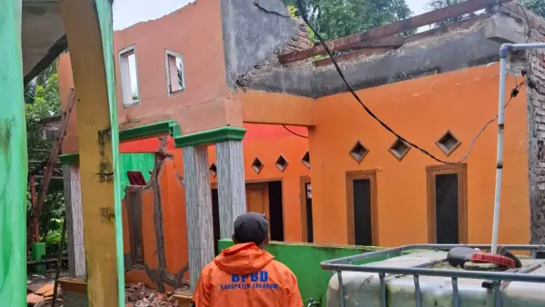 Rumah ambruk di lokasi bencana pergerakan tanah di Kampung Bantarmuncang RT 01 RW 03, Desa Cikadu, Kecamatan Palabuhanratu, Kabupaten Sukabumi (Sumber: P2BK)