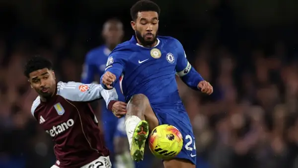 Aksi Reece James berduel dengan Ian Maatsen di pertandingan antara Chelsea vs Aston Villa (Sumber: web/chelsea.com)