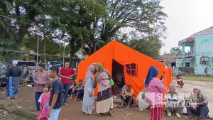 Potret korban bencana pergerakan tanah di Desa Bantargadung, Kecamatan Bantargadung, Kabupaten Sukabumi, yang tengah mengungsi di tenda darurat. (Sumber : SU/Ilyas).