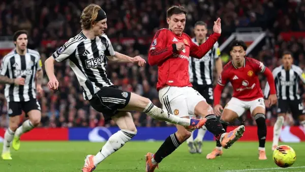 Aksi Anthony Gordon dan Manuel Ugarte di pertandingan Manchester United vs Newcastle United (Sumber: web/newcastleunited.com)