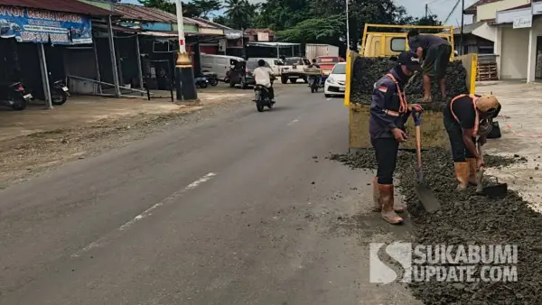 Perbaikan jalan di salah satu titik di Surade menuju kawasan Geopark Ciletuh Sukabumi | Foto : Ragil Gilang