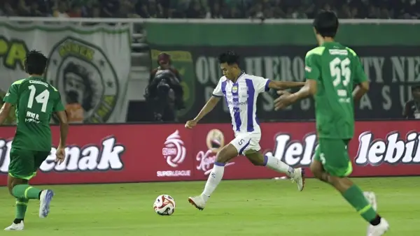 Aksi Kakang Rudianto saat menghadapi Persebaya Surabaya di pekan ke-24 Super League (Sumber: web/persib.co.id)