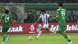 Aksi Kakang Rudianto saat menghadapi Persebaya Surabaya di pekan ke-24 Super League (Sumber: web/persib.co.id)