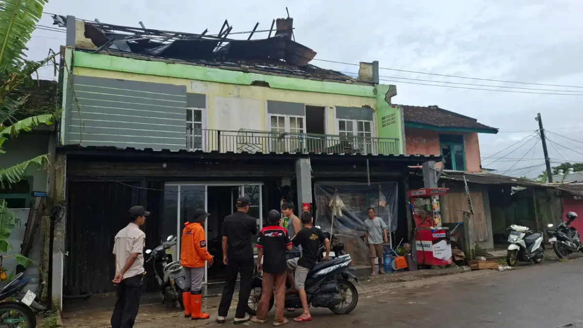 Cuaca Ekstrem di Palabuhanratu, Atap Ruko Rusak Berat usai Diterjang Angin Kencang