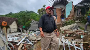 Bupati Sukabumi Asep Japar saat meninjau lokasi terdampak pergerakan tanah di Kampung Cijambe, Desa Bantargadung, Kecamatan Bantargadung, Kabupaten Sukabumi, Rabu (4/3/2026). (Sumber : SU/Ilyas).