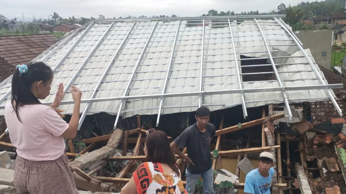 Atap bangunan yang nampak terbalik usai diterjang angin kencang di Bojong loa rt 03 rw 10 Kecamatan Lembursitu, Kota Sukabumi. Rabu (4/3/2026).